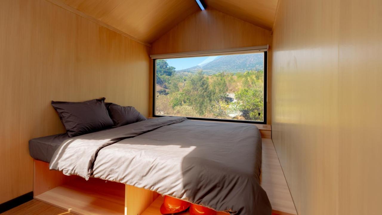 Bobocabin Gunung Rinjani large bed and views
