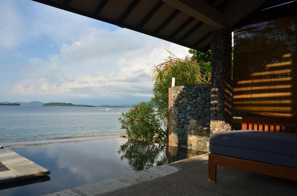 Private villa with pool overlooking the ocean Cocotinos Sekotong