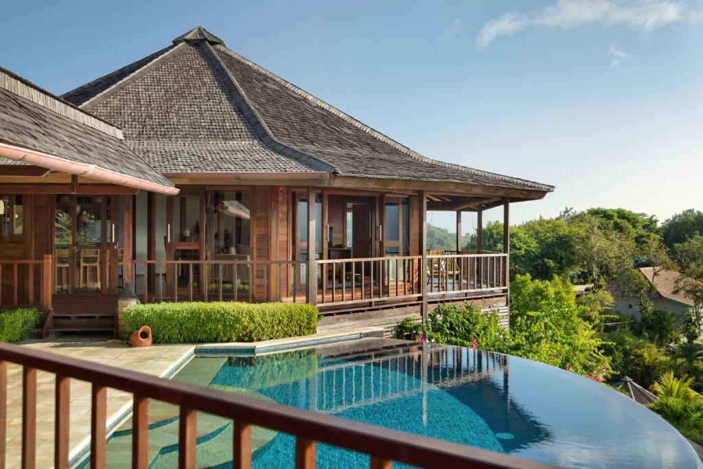 Sempiak Pool overlooking ocean