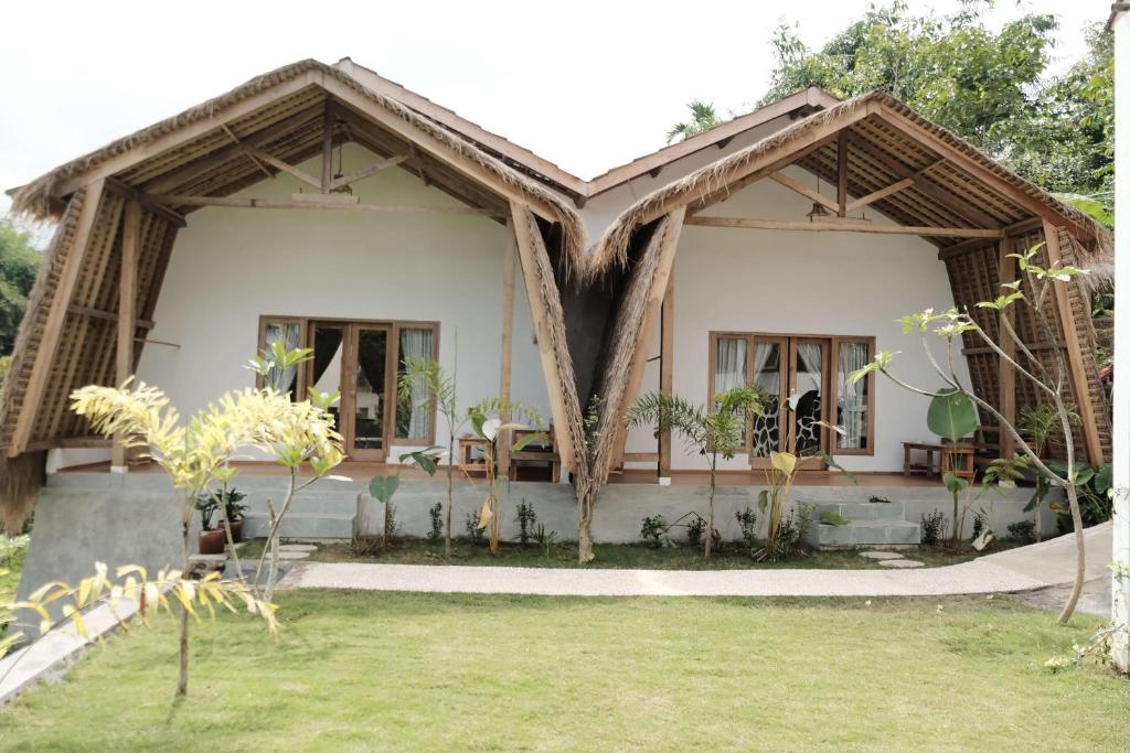 Where to Stay in Tetebatu 13 Alora House outdoor view