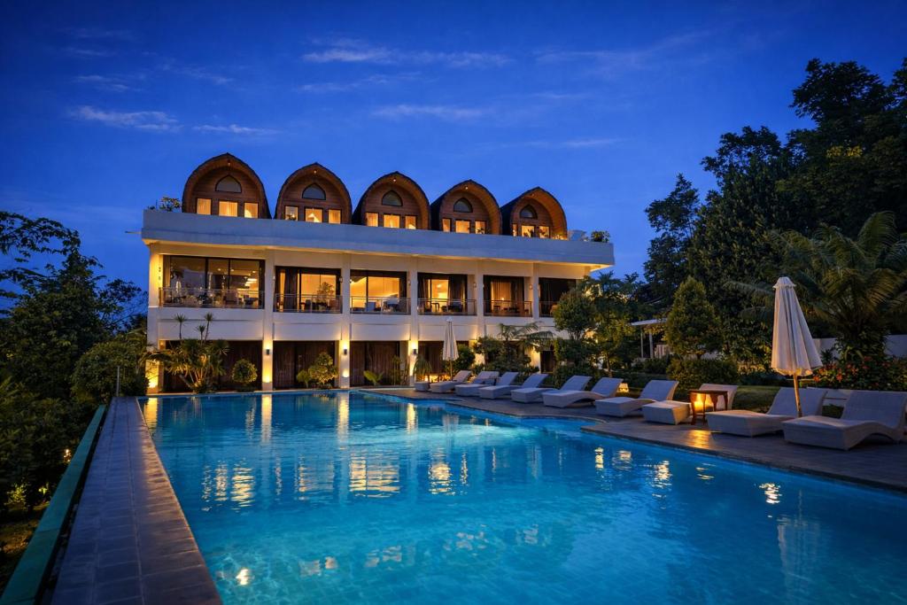 Where to Stay in Tetebatu 22 Swimming pool at Nirvana Hotel Resort